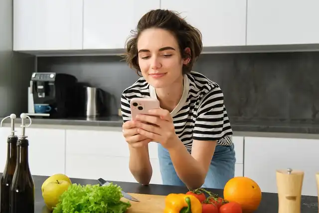 Les médias sociaux et la nourriture : comme, comme... et les mauvaises habitudes à la table ?